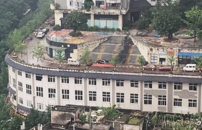 重慶屋頂上是馬路，建筑結(jié)構(gòu)加固能支撐的了嗎