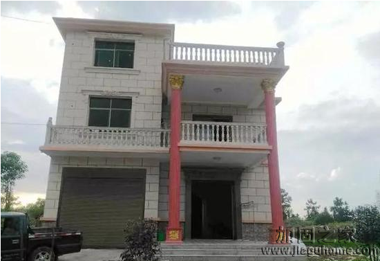 江西包工頭花50萬自建農(nóng)村土樓，外觀丑爆但房屋地基穩(wěn)固。