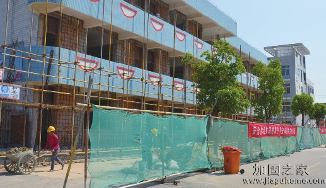 8月，全國(guó)多所中小學(xué)校園改造加固工程正火熱進(jìn)行