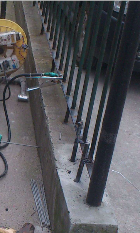 司機(jī)打盹撞上隔離帶，護(hù)欄被小車插穿還能加固嗎？