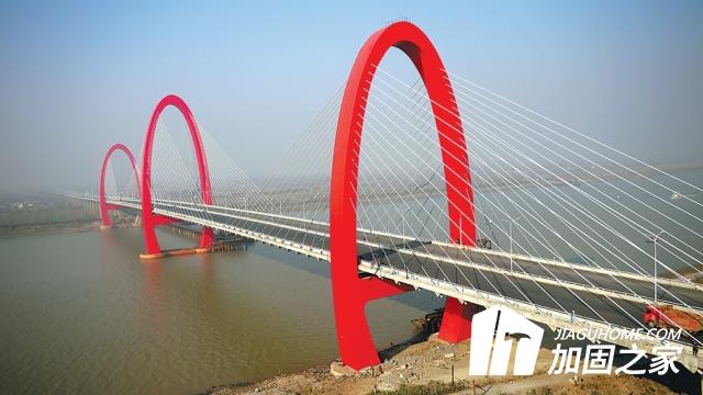 長(zhǎng)江大橋的改造加固現(xiàn)場(chǎng)畫(huà)面是怎樣的？