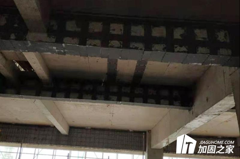 采用粘鋼加固，做好加固工程