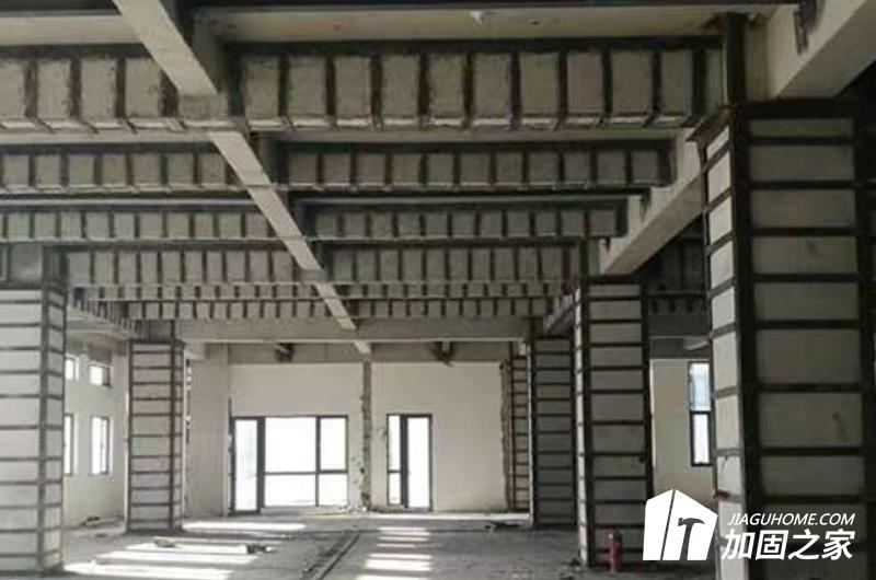 在建筑加固施工時，如何保證全程安全施工?